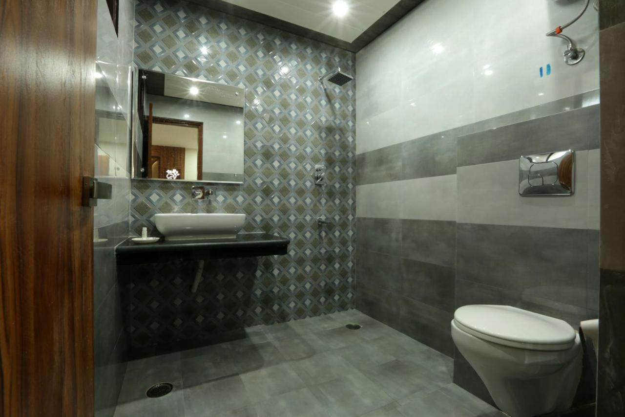 Hotel Katra Grand Екстериор снимка