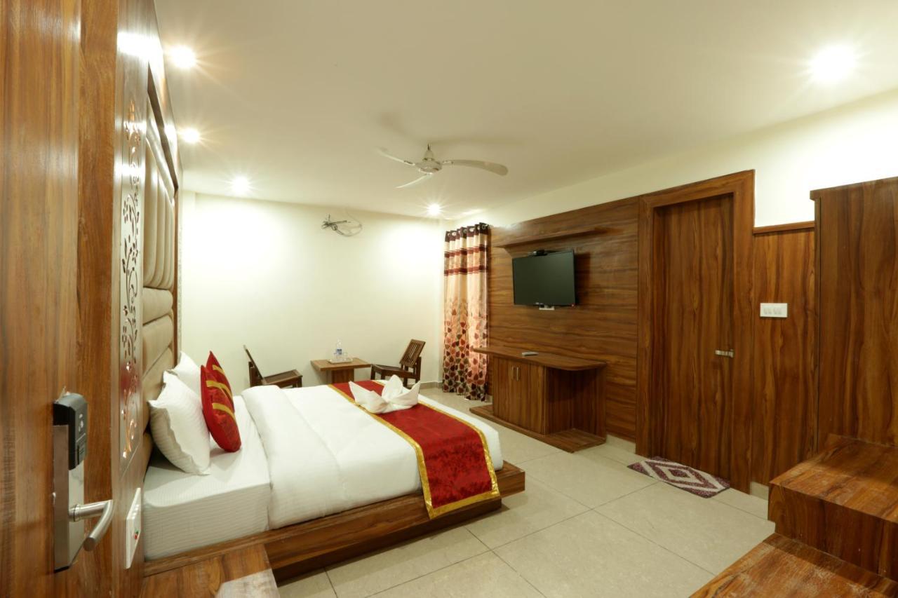 Hotel Katra Grand Екстериор снимка