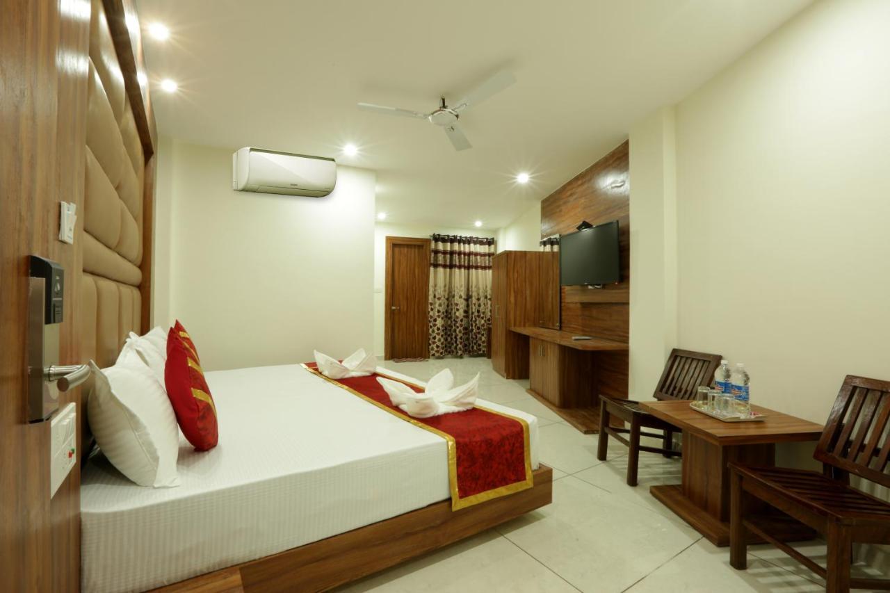 Hotel Katra Grand Екстериор снимка