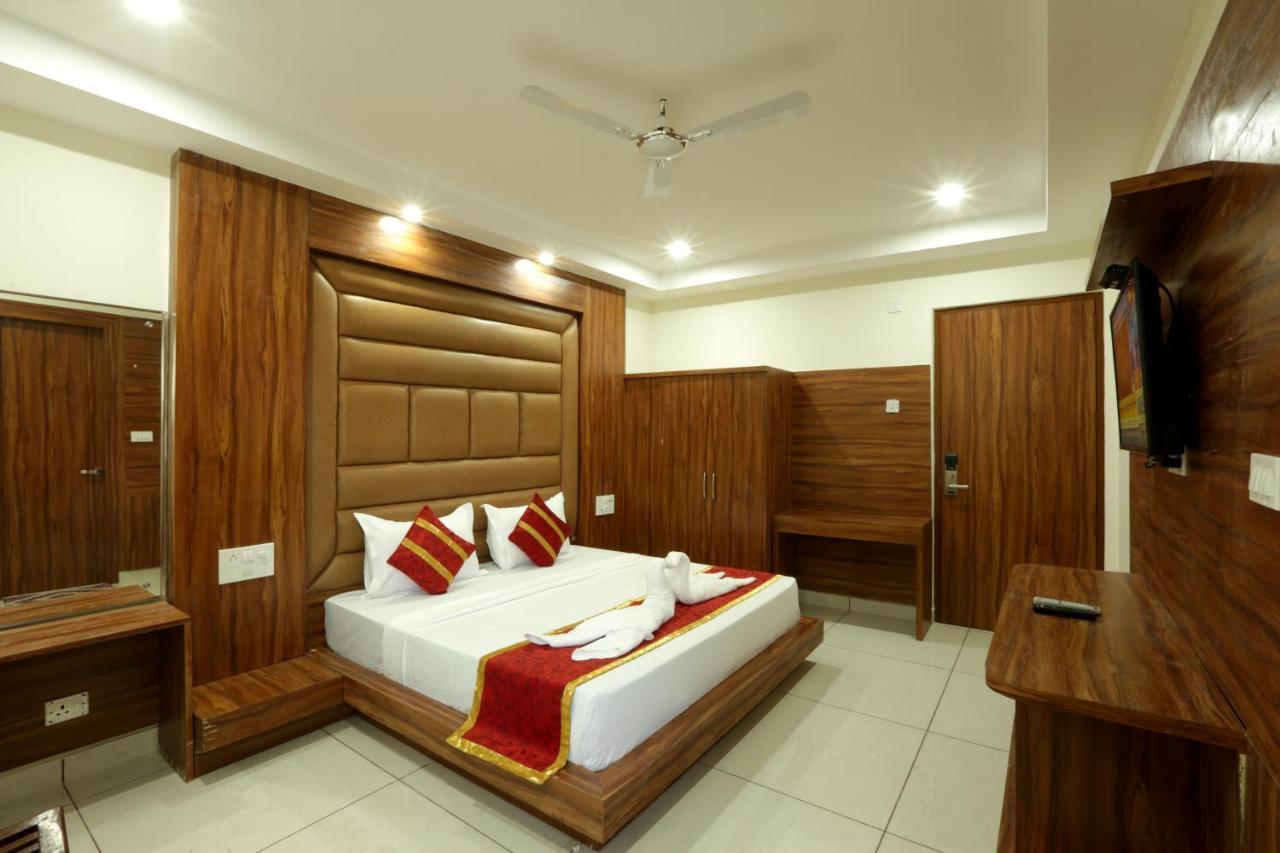 Hotel Katra Grand Екстериор снимка