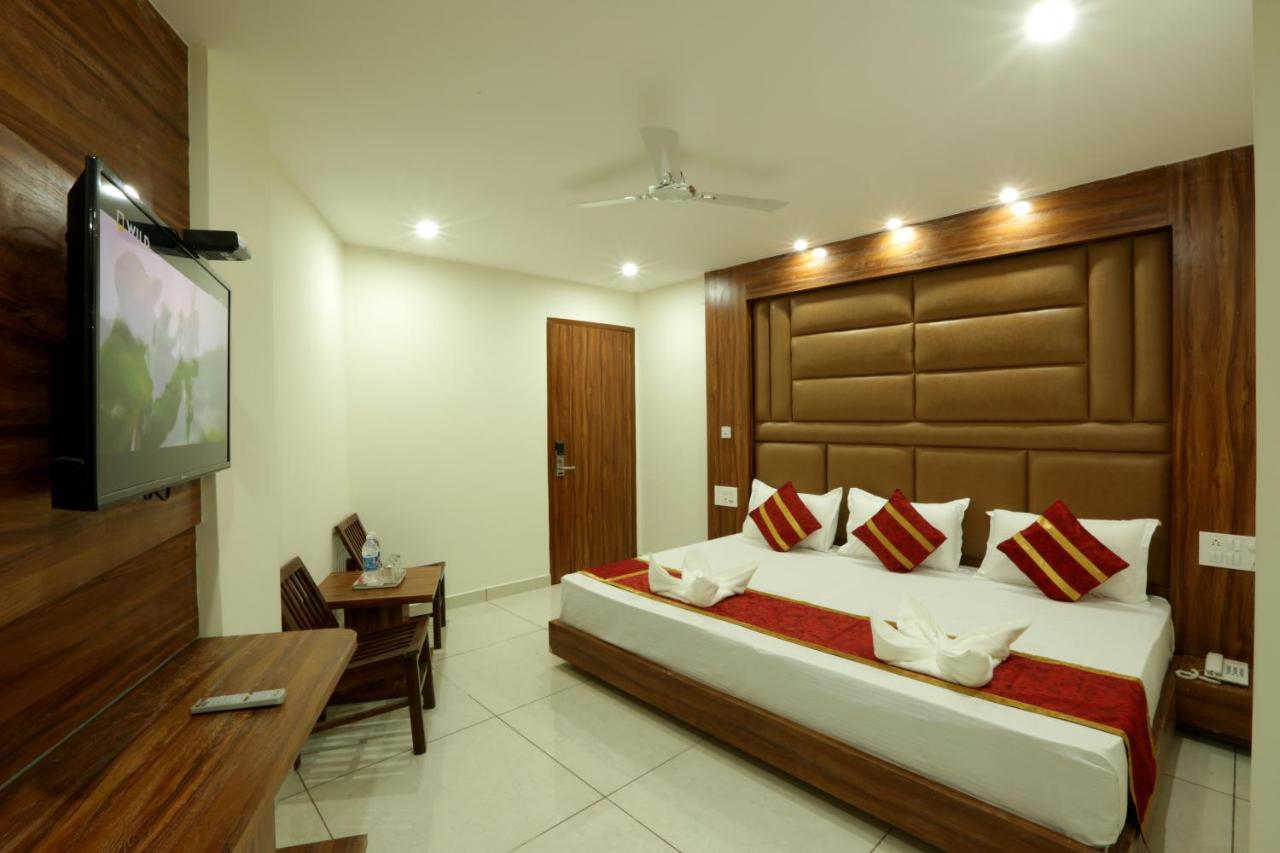 Hotel Katra Grand Екстериор снимка