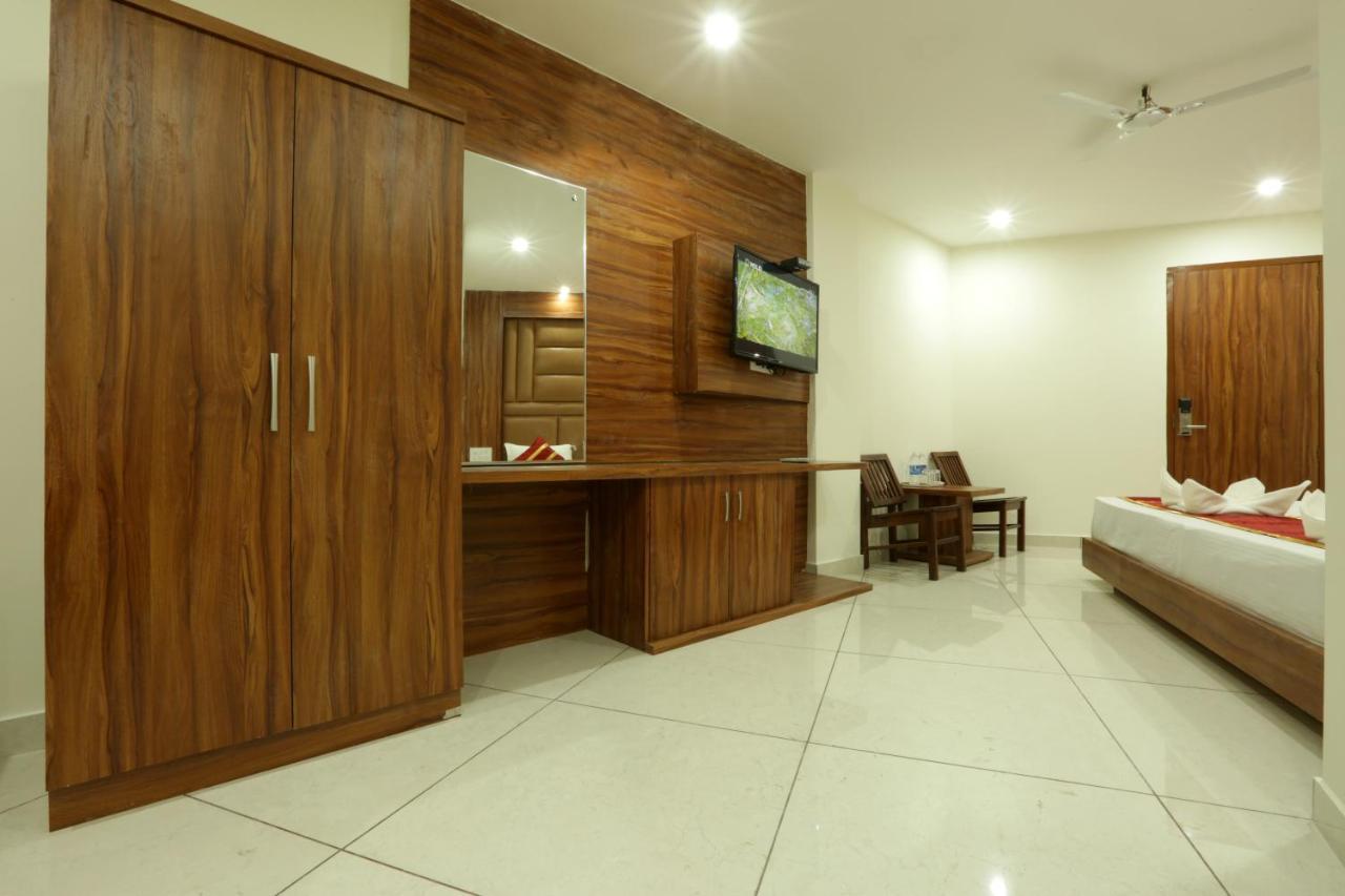 Hotel Katra Grand Екстериор снимка